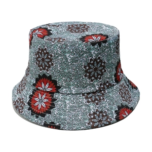 Dettaglio cappello alla pescatora verde menta con stampa floreale mandala boho