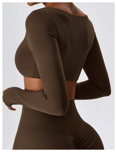 Détail du crop top de sport ajusté avec passe-pouces et tissu à haute élasticité