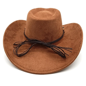 Detail eines braunen Wildleder-Cowboyhuts mit geflochtener Kordel und Holzperlen
