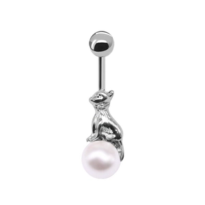 Détail macro du piercing de nombril argenté avec motif chat et perle blanche