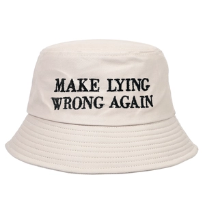 Détail d'un bob en coton beige avec broderie noire MAKE LYING WRONG AGAIN