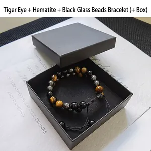 Primer plano de pulsera de ojo de tigre y cuentas magnéticas en caja de regalo negra