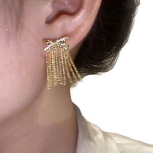 Ohrstecker mit 14k Goldbeschichtung, Schleife, Zirkonia und langen Ketten-Quasten