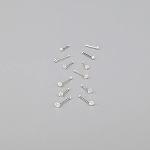 Dettaglio di orecchini a lobo in argento S999 con sfere e cuori in zircone lucido