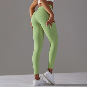 Vue détaillée du legging de yoga taille haute effet galbant en tissu brossé vert