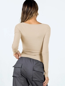 Vue arrière d'un haut ajusté en maille côtelée beige avec un pantalon cargo gris foncé