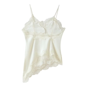 Détail de caraco en satin blanc avec dentelle délicate et ourlet asymétrique