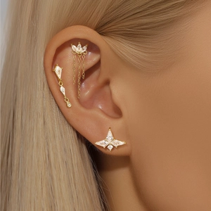 Gros plan d'une boucle d'oreille kite en argent S925 doré avec chaîne et oxydes de zirconium