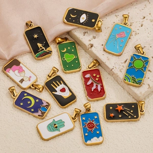 Pendentifs tarot en acier doré et émail avec motifs lune et soleil sur soie rose