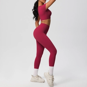 Détail d'un ensemble de yoga bordeaux avec leggings taille haute et crop top à manches courtes