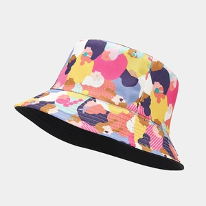 Dettaglio ravvicinato del motivo astratto colorato e fodera nera reversibile del cappello