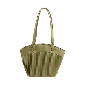Sac fourre-tout vert clair avec plis verticaux et anneaux en métal doré sur fond blanc