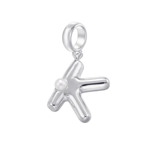 Gros plan du pendentif lettre K argenté avec perle et détail de boucle fermée