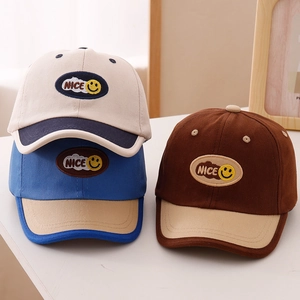Berretto da baseball per bambini con ricamo smiley NICE in design color block