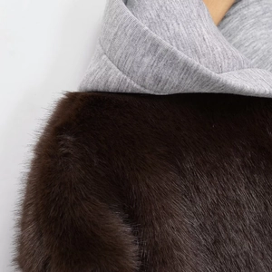 Nahaufnahme einer grauen Kapuzenjacke mit dunkelbraunem Kunstpelzfutter-Detail