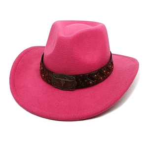 Détail d'un chapeau de cowboy rose avec bande léopard et boucle tête de taureau bronze