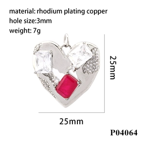 Detailansicht eines 25mm Herzanhängers mit Zirkonia-Steinen und 18K Vergoldung