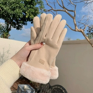 Beige Wildleder-Winterhandschuhe mit Plüschbündchen und Touchscreen-Funktion im Freien