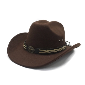 Dettaglio di cappello cowboy in feltro marrone con fibbia testa di toro e foro d'aria