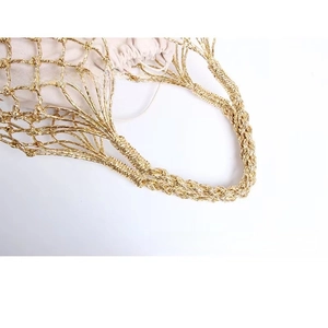 Detail der gewebten Netztasche mit Gold-Metallic-Textur und Kordelzug-Innentasche