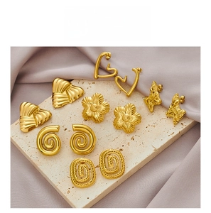 Gros plan de diverses boucles d'oreilles géométriques plaquées or 18 carats sur pierre
