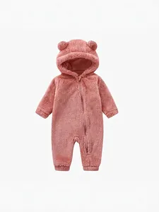 Combinaison bébé en peluche rose avec capuche à oreilles d'ours et fermeture éclair