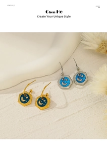Details von sechseckigen Ohrringen mit blauem Emaille-Sternen- und Mond-Design