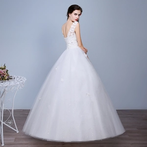 Robe de mariée élégante en dentelle blanche avec jupe ample et bretelles florales