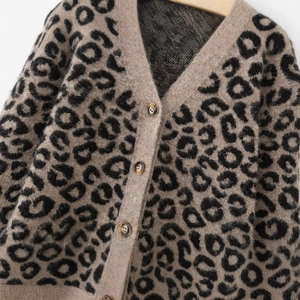 Gilet en maille léopard pour femmes avec col en V, boutons et coupe décontractée