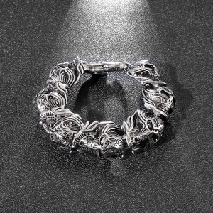 Gros plan d'un bracelet à maillons tête de mort punk avec finition argentée vintage vieillie