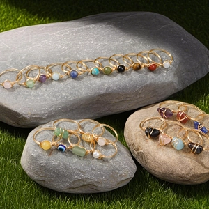 Détail macro de bagues artisanales en pierres naturelles et fil métallique doré