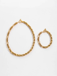 Détail de l'ensemble collier et bracelet en acier inoxydable doré avec gros maillons de chaîne