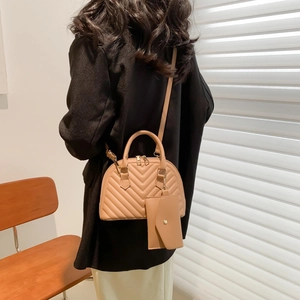 Gesteppte beige Muschel-Handtasche mit Streifen und Mini-Beutel für elegante Damen