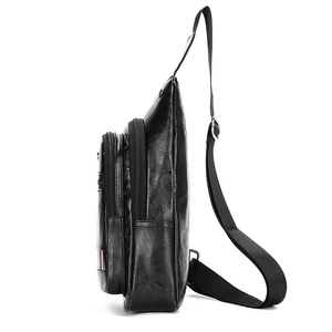 Zwarte heren crossbody tas van zacht leer met meerdere ritsen en verstelbare schouderband