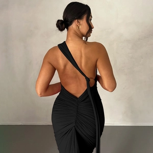 Détail de la robe noire dos nu avec licou à anneau métallique et drapé élégant