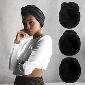 Detailansicht des schwarzen Turban-Huts mit gefalteter Stricktextur und mehreren Winkeln