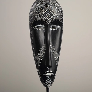 Artistiek vintage Afrikaans harsmasker op metalen standaard voor huisdecoratie