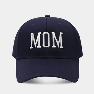 Primer plano del bordado MOM blanco en una gorra de béisbol de algodón azul marino