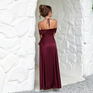 Détails du laçage au dos et de la fermeture éclair sur cette robe longue en satin bordeaux