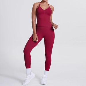 Detail der weinroten High-Waist Yogahose und des Halterneck Sport-BH Sets am Modell