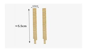 Détail des boucles d'oreilles à pampilles dorées 18K avec mesure de 5,5 cm de long
