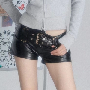 Detail der schwarzen PU-Leder-Hotpants mit Doppelschnallengürtel und Metallnieten