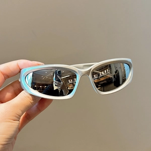 Détail de lunettes de soleil argentées futuristes Y2K avec verres miroir et monture sport