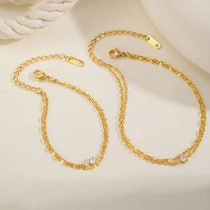 Détail d'un bracelet double couche en acier plaqué or 18 carats avec pierre zircon