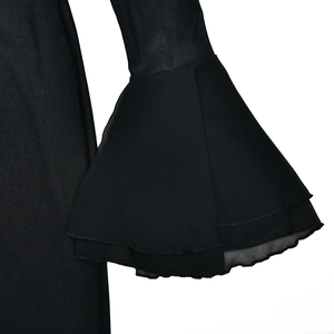 Détail des manches évasées noires avec un élégant voile de mousseline double couche transparent