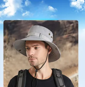 Détail d'un chapeau de soleil gris avec aérations latérales et cordon réglable