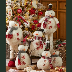 Pupazzi di neve in peluche con cappelli e sciarpe a quadri per decorazioni natalizie