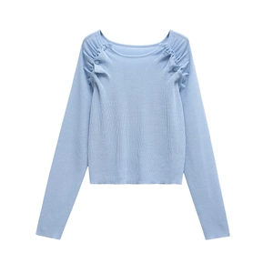 Maglione in maglia celeste a maniche lunghe con dettagli sulle spalle e bottoni decorati