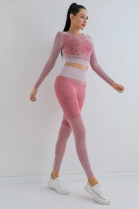 Detail eines rosa Yoga-Sets mit Marmor-Textur, High-Waist-Leggings und langärmligem Oberteil