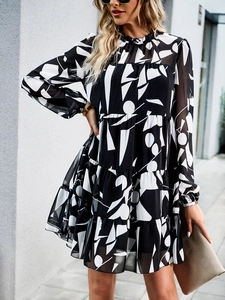 Détail de l'imprimé abstrait noir et blanc sur une robe à volants en mousseline légère